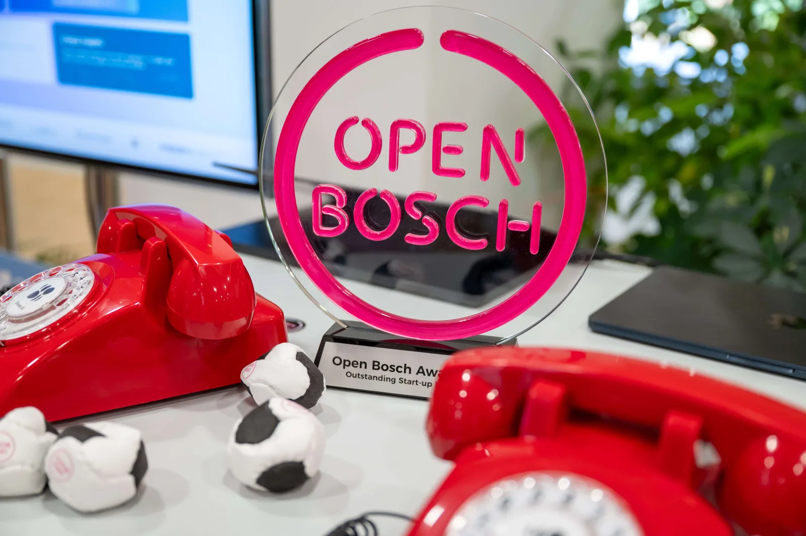 Die gläserne Trophäe des Open Bosch Award auf einem Tisch im Bosch-Büro