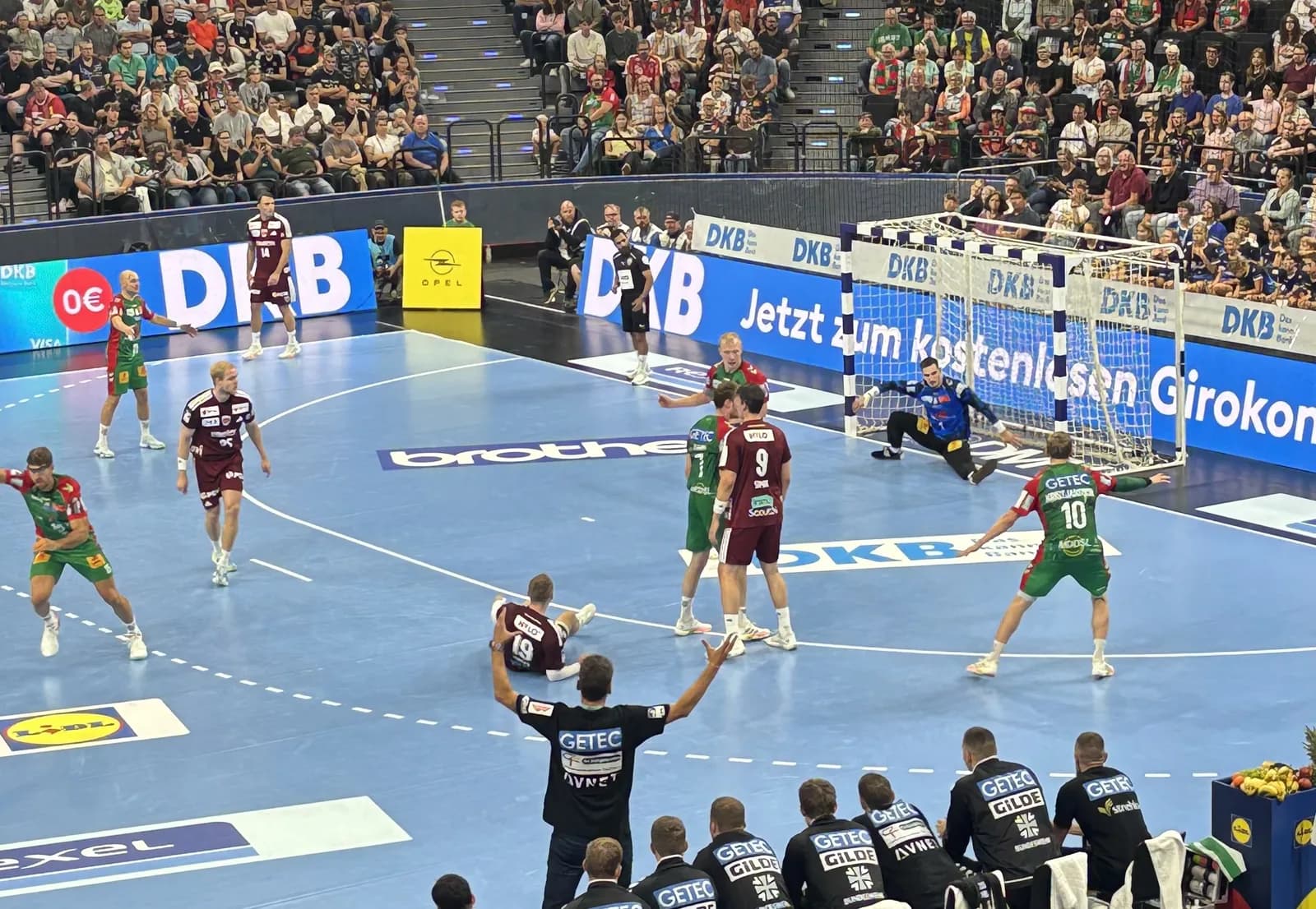 Blick von der Tribüne auf ein Handballspiel beim Rexel Super Cup 2026 im SAP Garden in München