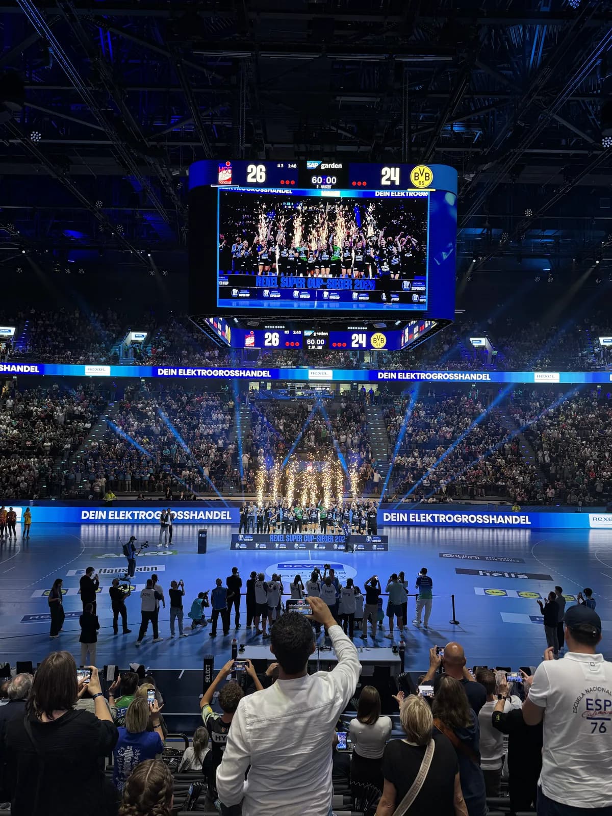 Siegerehrung mit Bühnenfeuerwerk auf dem Spielfeld beim Rexel Super Cup 2026 im SAP Garden